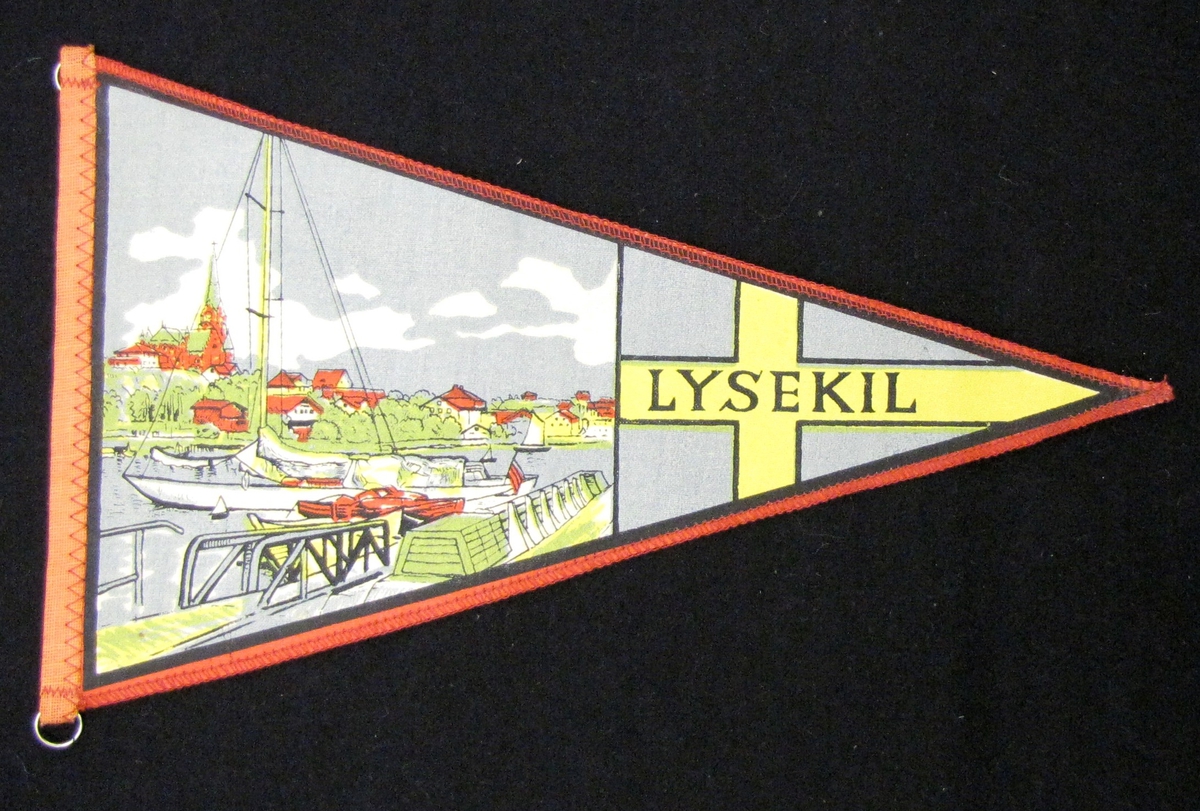 Cykelvimpel från Lysekil. Motivet är tryckt  med motiv från orten.

Vimpeln ingår i en samling av 103 stycken.