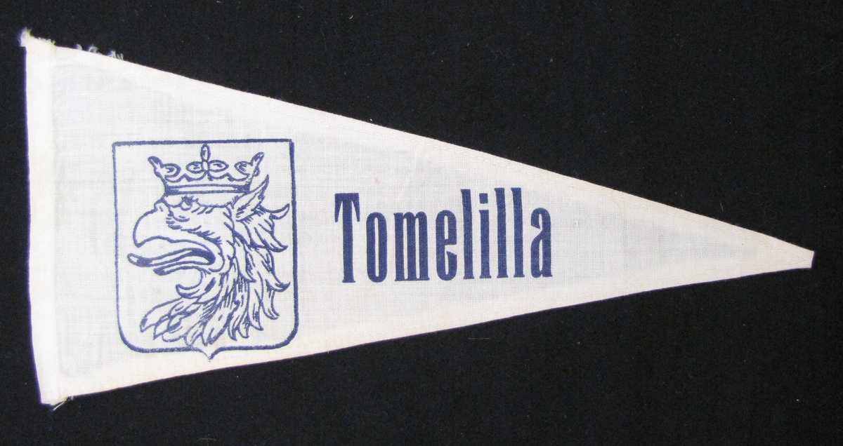 Cykelvimpel från Tomelilla. Motivet är tryckt  med motiv av Skånes landskapsvapen.

Vimpeln ingår i en samling av 103 stycken.