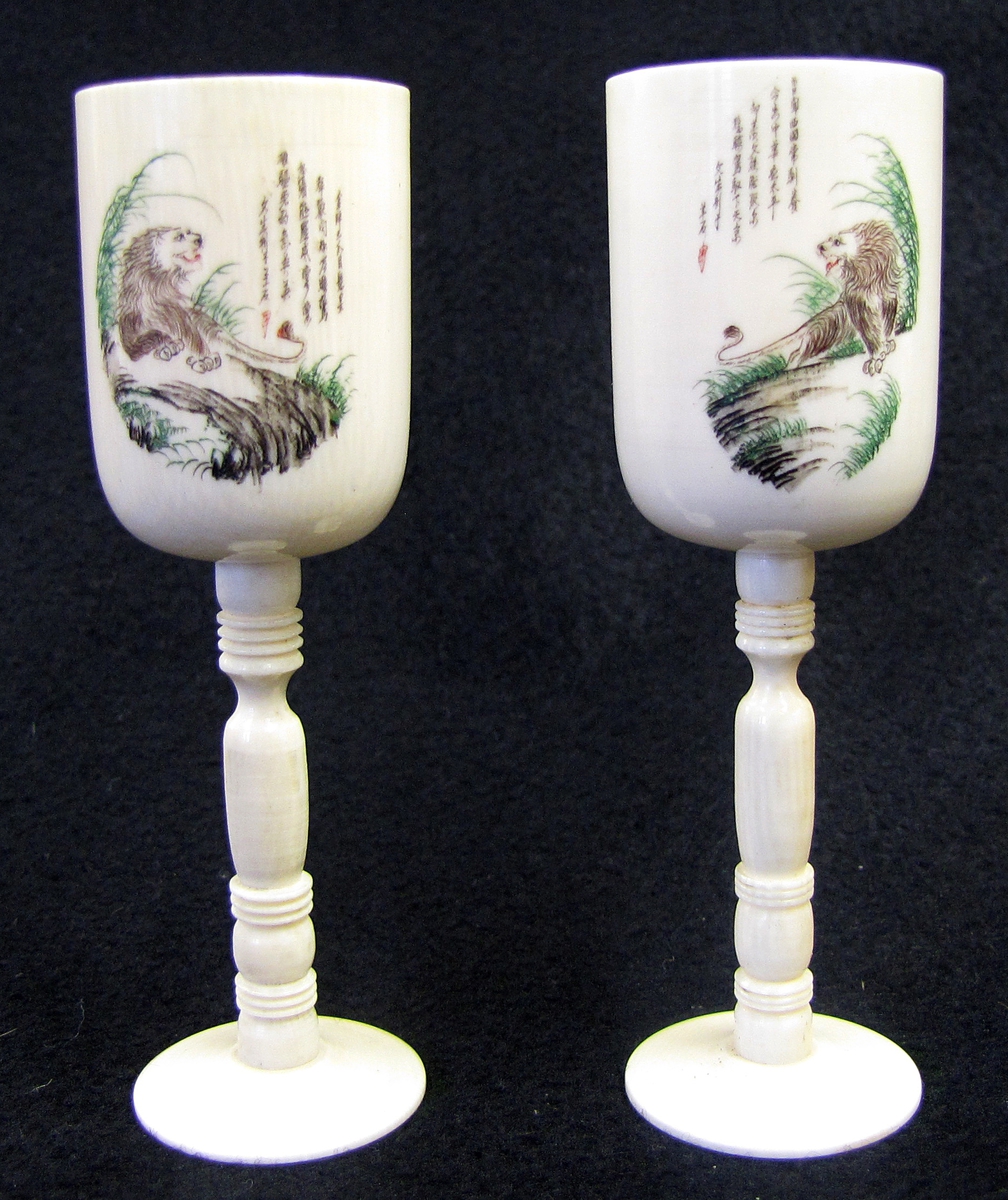 Två urnor svarvade i elfenben. Som dekoren finns ett djur i natur och försedd med japanska/kinesidka tecken.