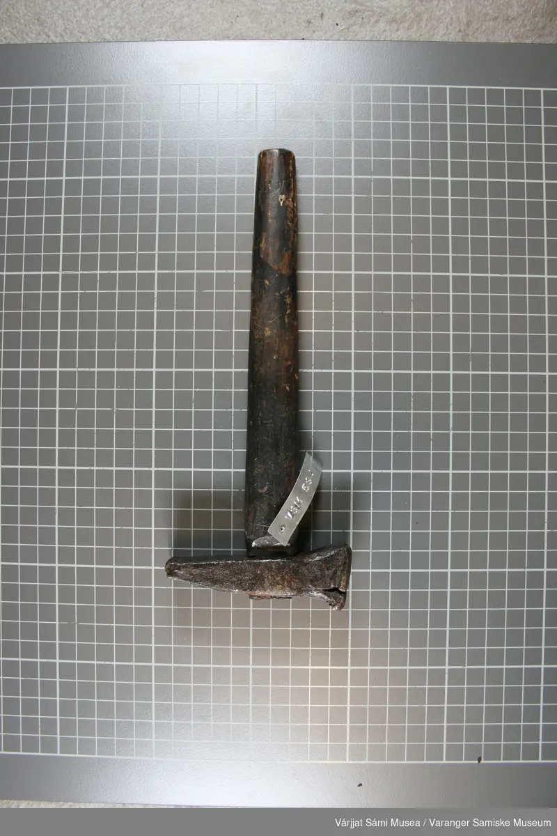 Hammer med hode av metall og skaft av mørkt tre
