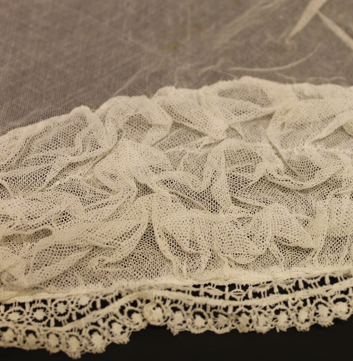 a) er sydd sammen mens b) er umontert. 10 cm. er  rysjet og nedest 3 cm. med maskinblonde.