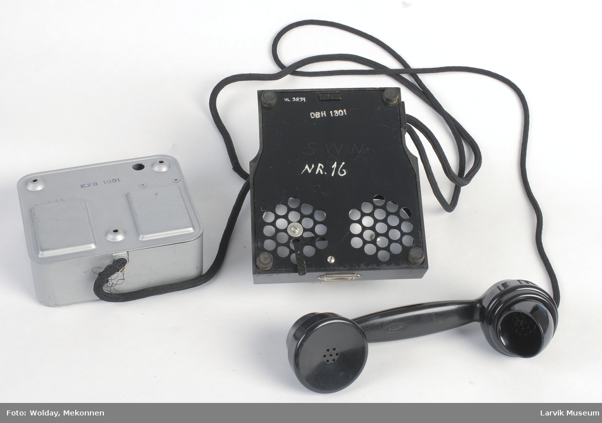 LM Ericsson bordtelefon, med signalomkaster til annet apparat.