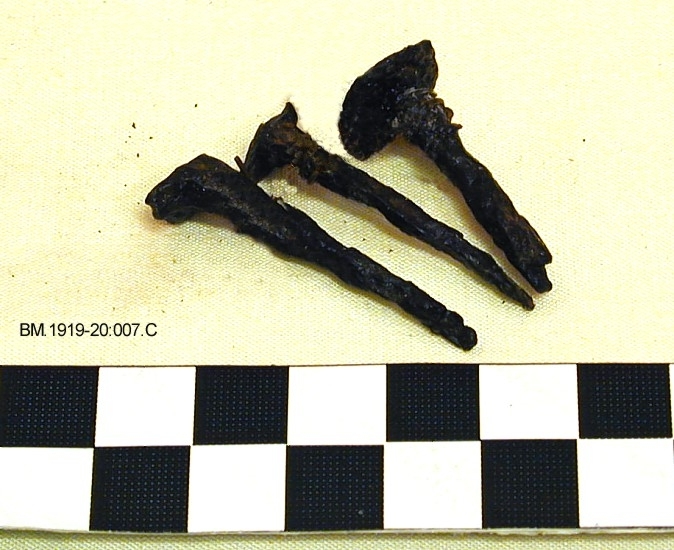 Fra protokollen: Tre spiker av jern, med store runde hoder. Lengde 3-3,7 cm, hodenes tverrmål 1-1,5 cm.