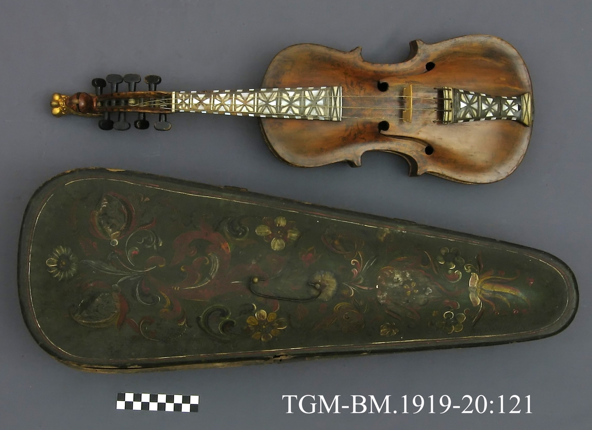 Fra protokollen: Hardingfele av den eldre, smale typen. Bruleggjingi stjerneforma, raud ferniss, stillepinnar og hovud spm vane (Hovudet nygylt). Paa merklappen inni stend: Fabrikeret af Erik Johnsen Helland i Bøe 1838. (Aarstalet ber merke av aa vera retta, serleg seinste siffer; papiret under aarstalet er vekkskrapa og talet uppnya paa berre treet.). Lok av gran, trojsk av hegg, botn av svartor, hovud av bjørk.