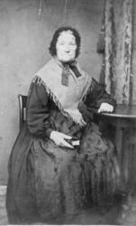 Eldre kvinne fra Langesund i atelier