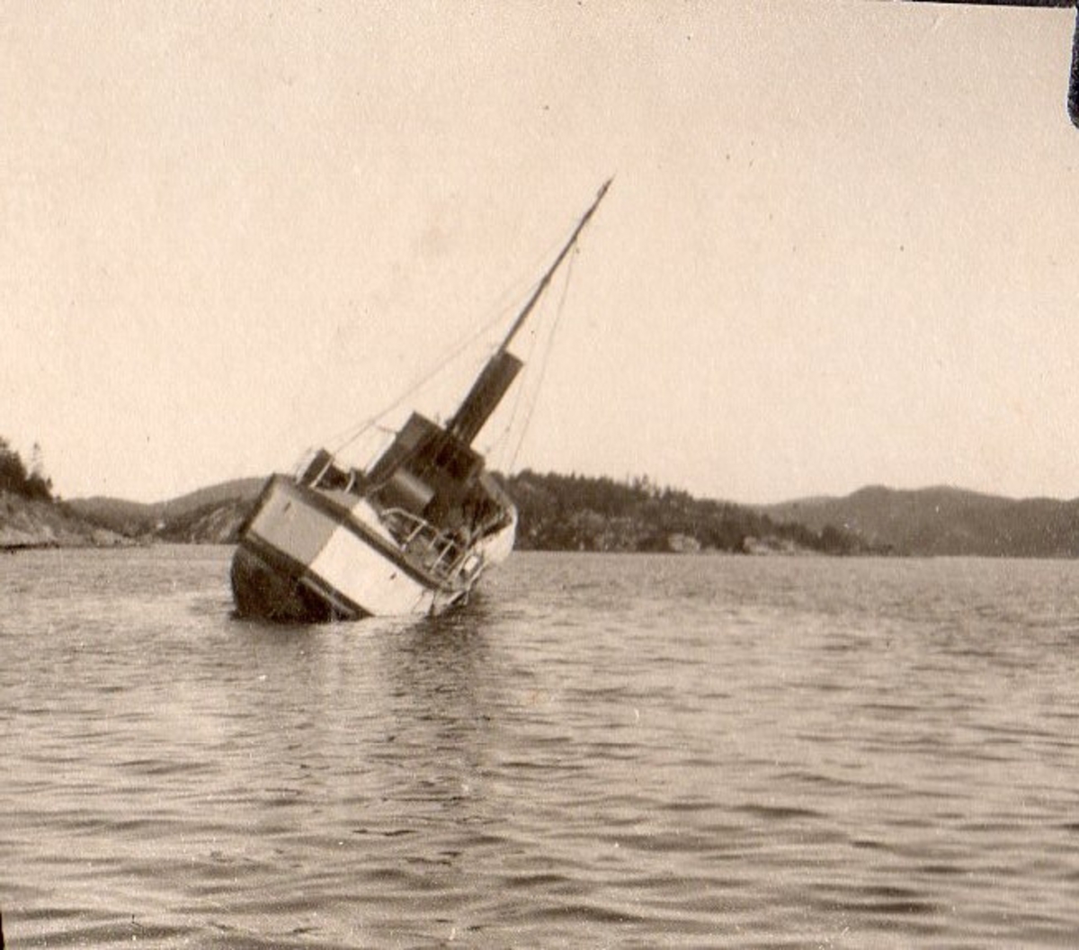 D/S Langesund med slagside ved Arøya/ Siktesøya, Langesundsfjorden, Telemark, før 1940