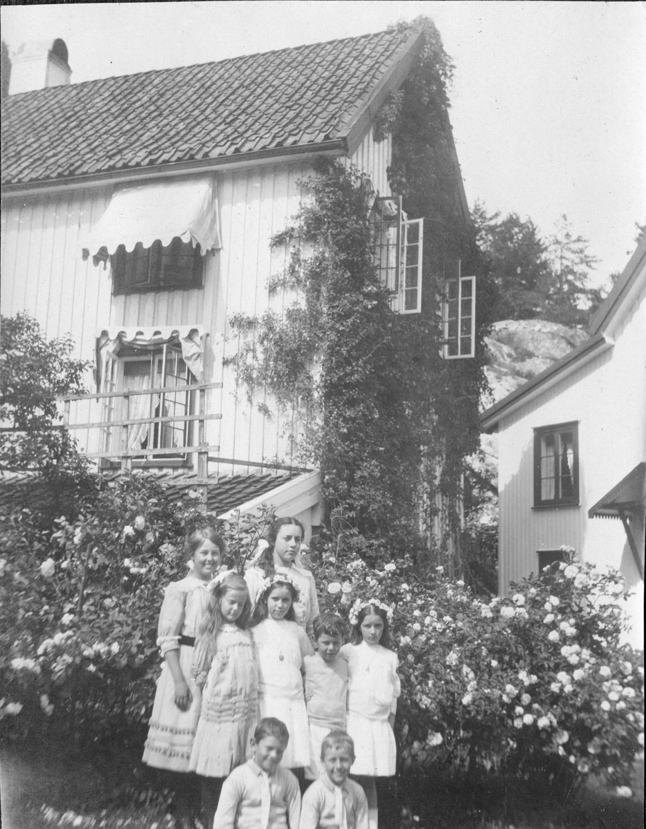 Bryggerhuset, sommer på Frøvik gård. 13.juli 1913.
Bitte, Elisa, Lilleba, Hanki, Øyvind, Bibai,  Alf, Tom