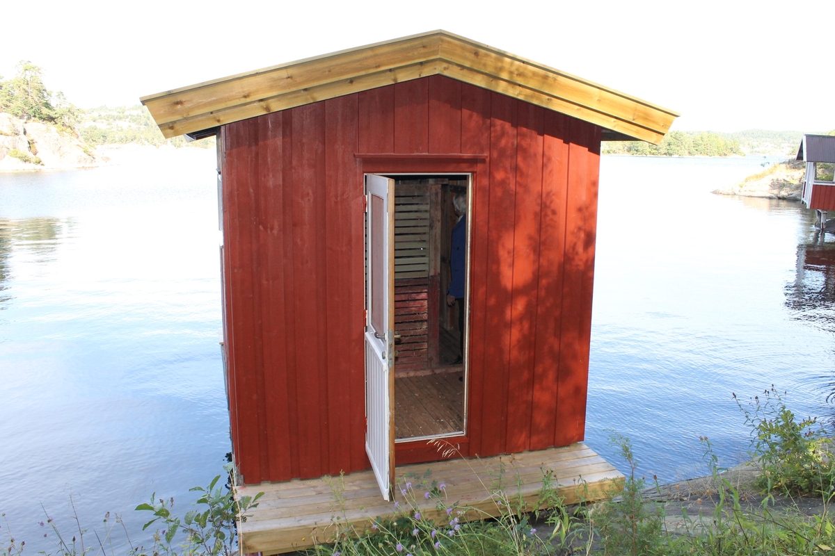 Badehuset fra Darefjeld, Skåtøy flyttet  til Berg-Kragerø Museum. 08.09.2012. Den har en senkbar kum.