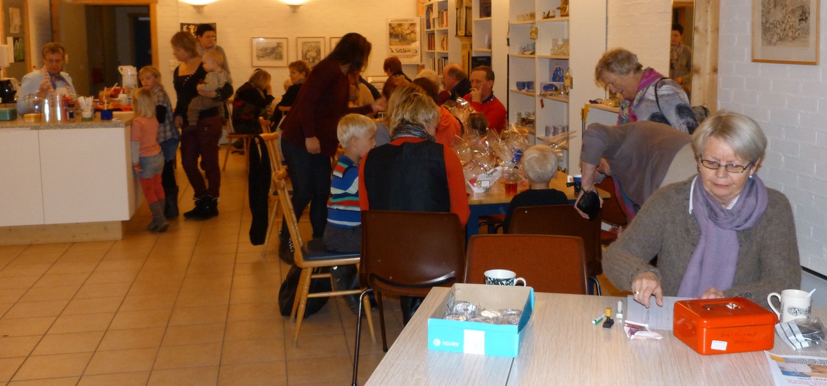 Kragerø Husflidslag hadde sitt årlig juleverksted på Berg-Kragerø Museum. Salg av risgrøt, utlodning og salg av julegaver hører med.
15.gang 25.11.2012