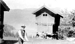 Kar med slegge. Ant. fra garden Vinsnes ved Nesvatn i nedre 