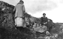 Solveig Inderberg og Margit Kristensen Moe under høyonna på 