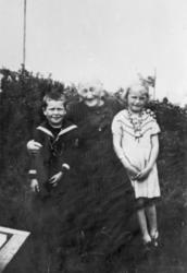 Bestemor Helene Haugland med barnebarna Terje Haugland og Gr