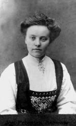 Portrett av ung ukjent kvinne i bunad