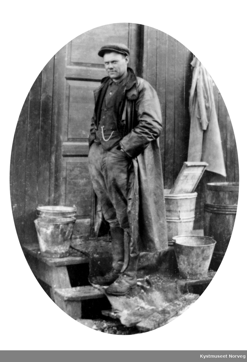 Olav Wassås ved ei brakke under bygging av Ottersøy bruene omkring 1920