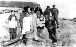 I forgrunnen: Aud Valø Sandvik, Hulda Frelsøy Binderø, Rolf 