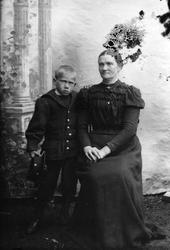 Kristine Olsen? og ukjent gutt