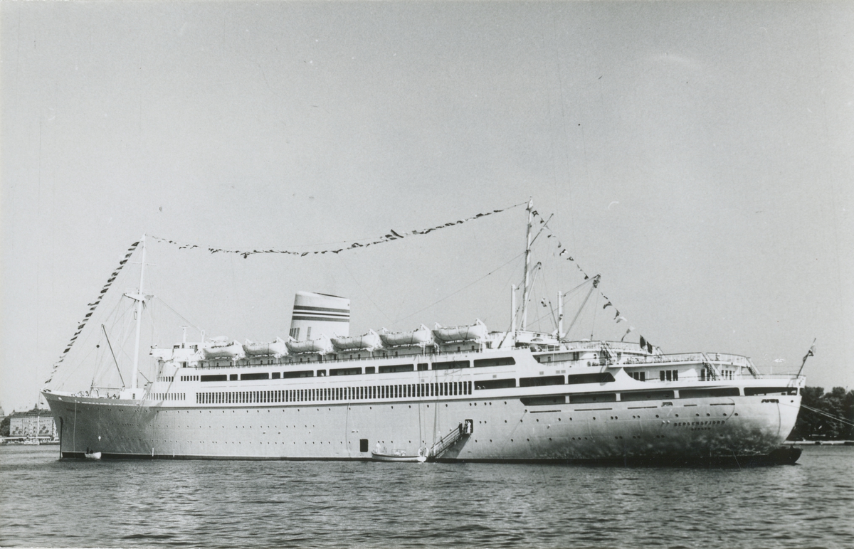 Foto från 1957 visande turist-&
passagerarmotorfartyg BERGENSFORD av Bergen, för ankar i Stockholms ström.