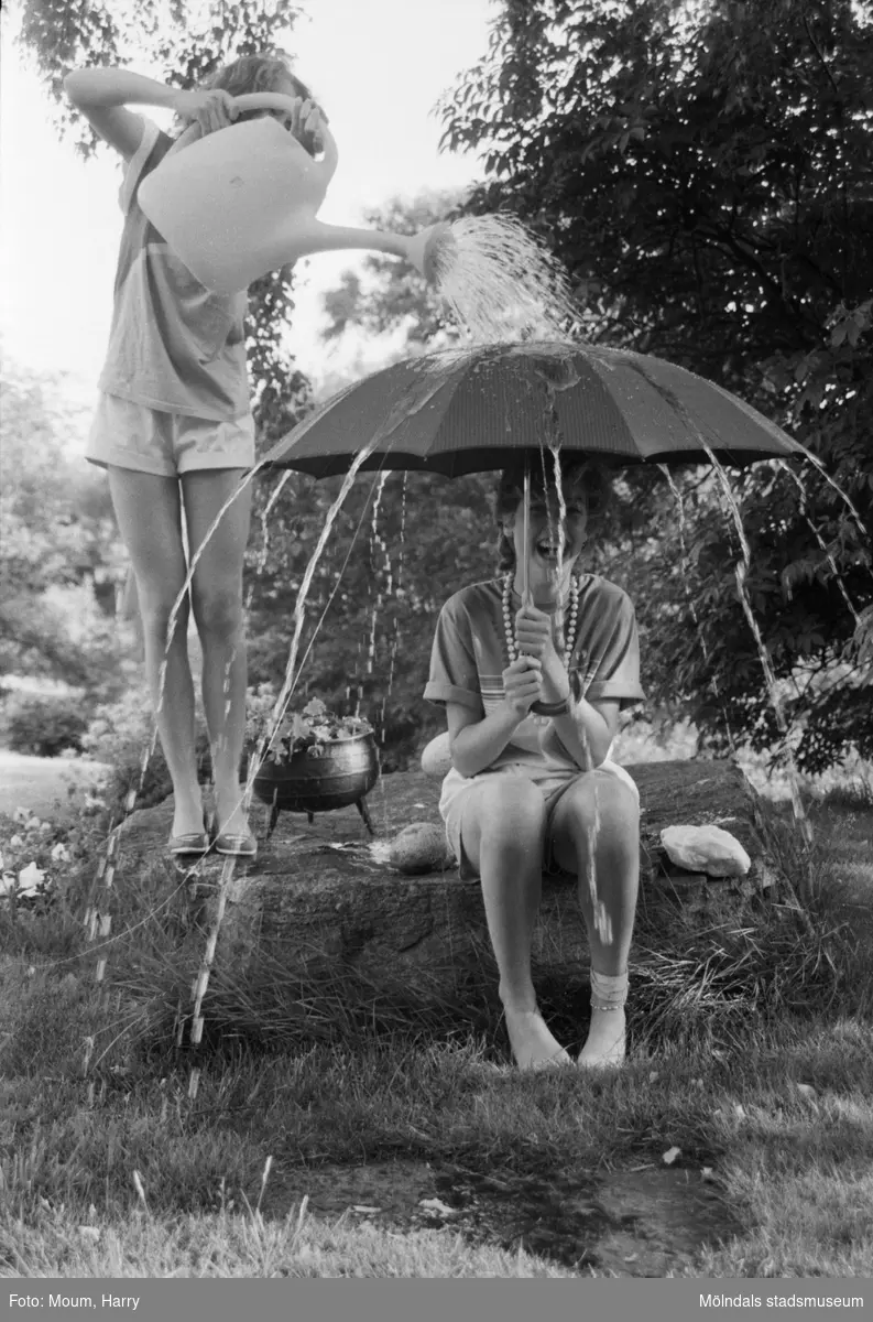 Regnig sommar, år 1984. Marie och Helen Semmelhofer från Kållered.

För mer information om bilden se under tilläggsinformation.