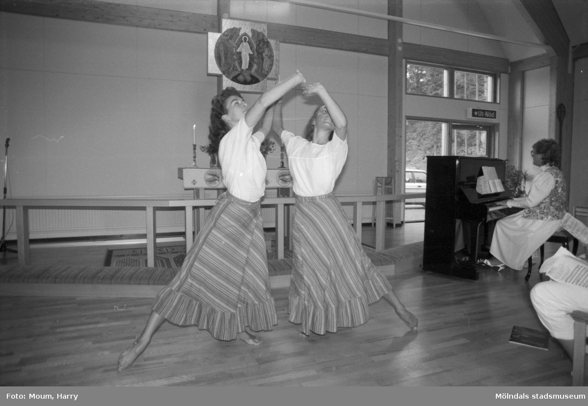 Lovsångsgudstjänst med dans i Apelgårdens kyrka i Kållered, år 1984.

För mer information om bilden se under tilläggsinformation.