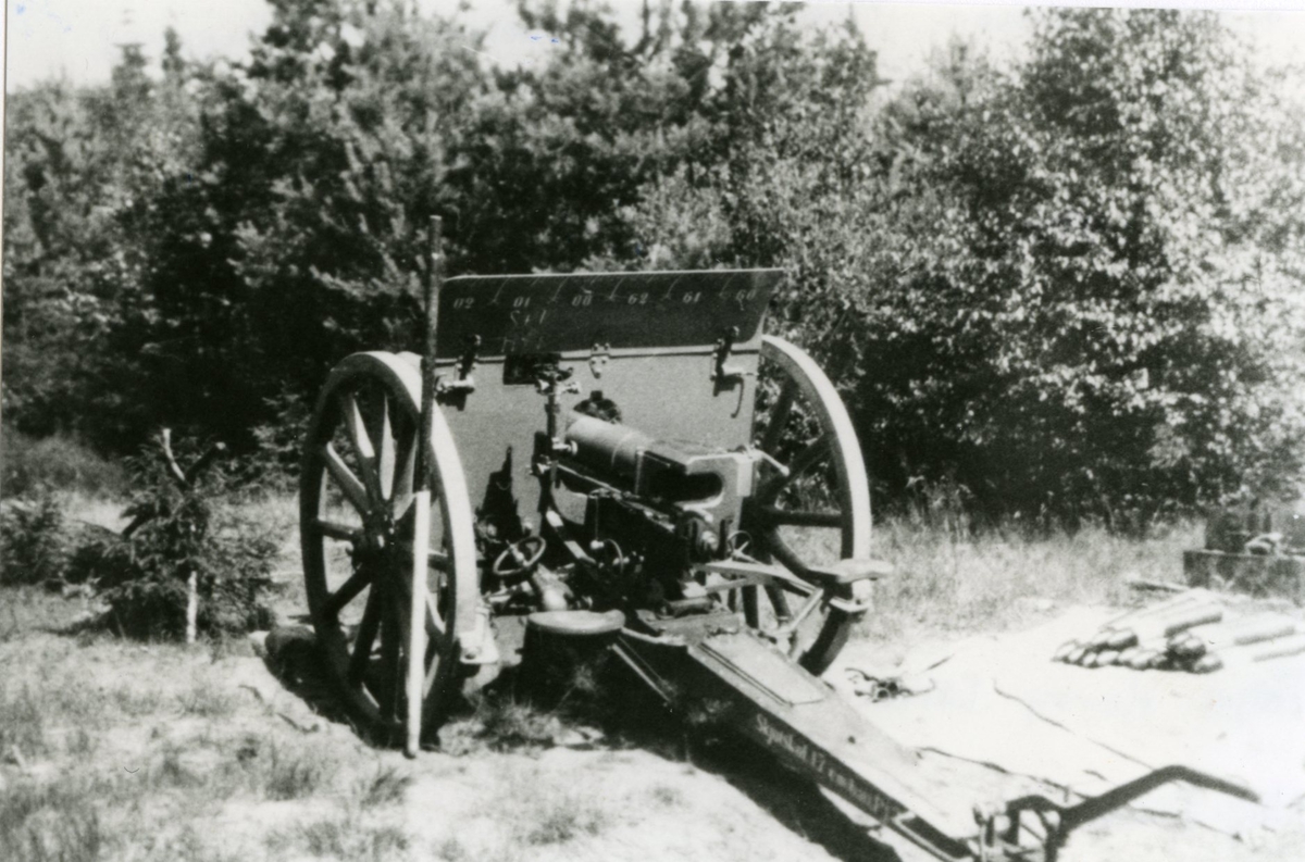Kanon m/1902. 7,5 cm. Skjutskolan, grupperad.