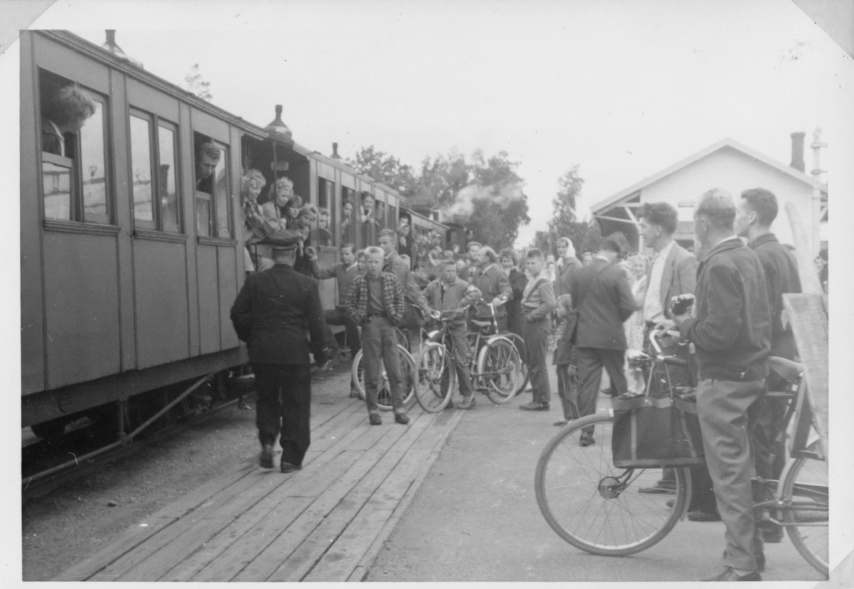 Mange fremmøtte på Sørumsand stasjon til siste ordinære avgang på Urskog-Hølandsbanen.