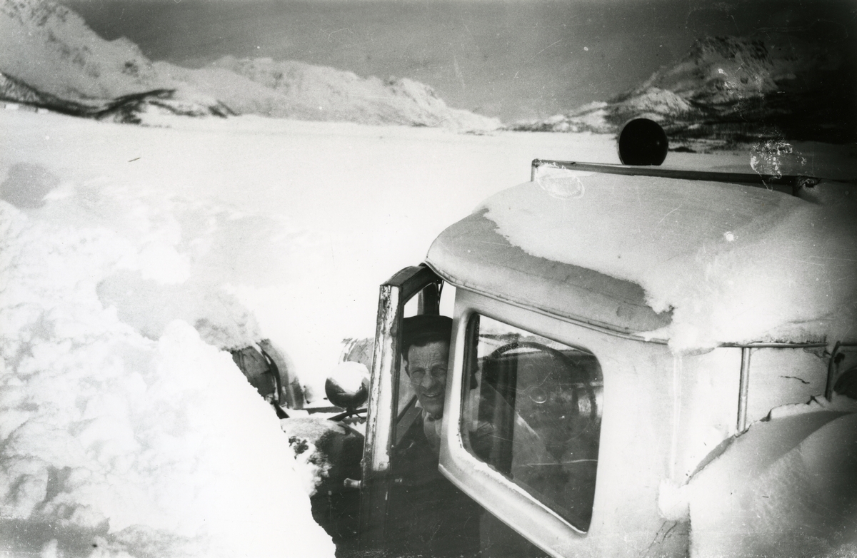 Ingvald Martin Madsen med brøytebilen har kjørt seg fast i snøen på veien i Eidsfjorden. Brøytebilen er en Chevrolet årsmodell 1936 med dobbelt norskbygd førerhus. (Kommentar fra Ivar E. Stav.)
