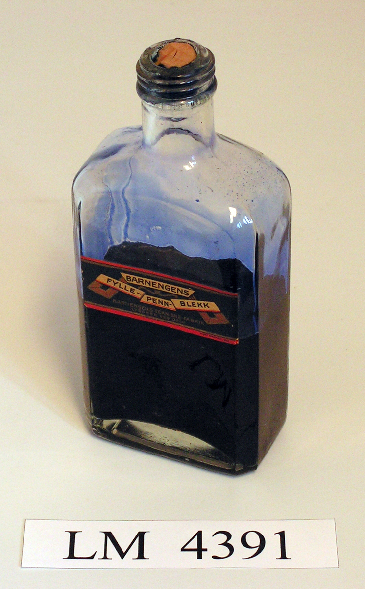 Blekkflaske som inneholder flytende blekk.

Form:  rektangulær grunnform