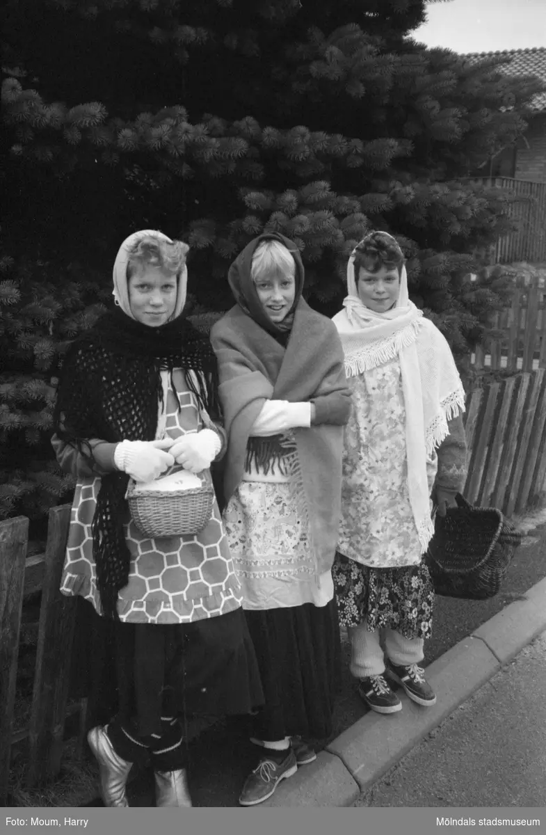 Tre flickor utklädda till påskkärringar i Livered, Kållered, år 1983. "Vår fotograf hade svårt att finna några påskkärringar, men lyckades till slut knäppa Charlotte och Marie Olsson med deras väninna Anneli Andersson i Livered."

För mer information om bilden se under tilläggsinformation.