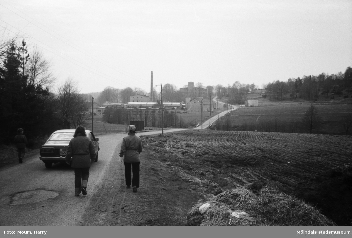 Lindome Hembygdsgille anordnar sockenvandring i Lindome, år 1983. Promenad längs Gödebergsvägen mot August Werners fabriker.

För mer information om bilden se under tilläggsinformation.