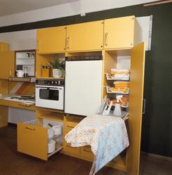 Kjøkken i solgult. Illustrasjonsbilde fra Nye Bonytt 1974.