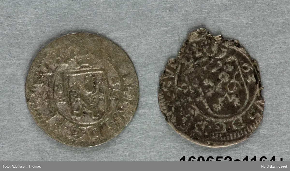 Två likadana mynt. Från den svenska besittningen Reval, nuvarande Tallinn i Estland.