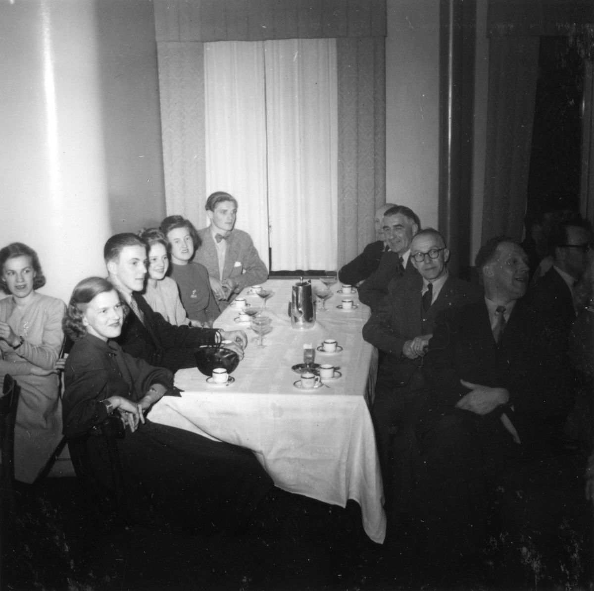 Tjänstemännen på Papyrus har personalfest, 16/4-1948.