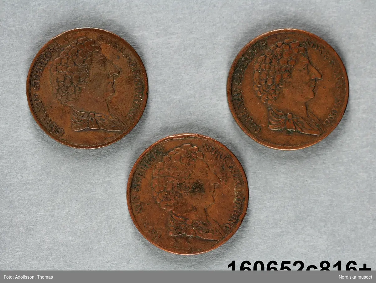 Tre likadana mynt