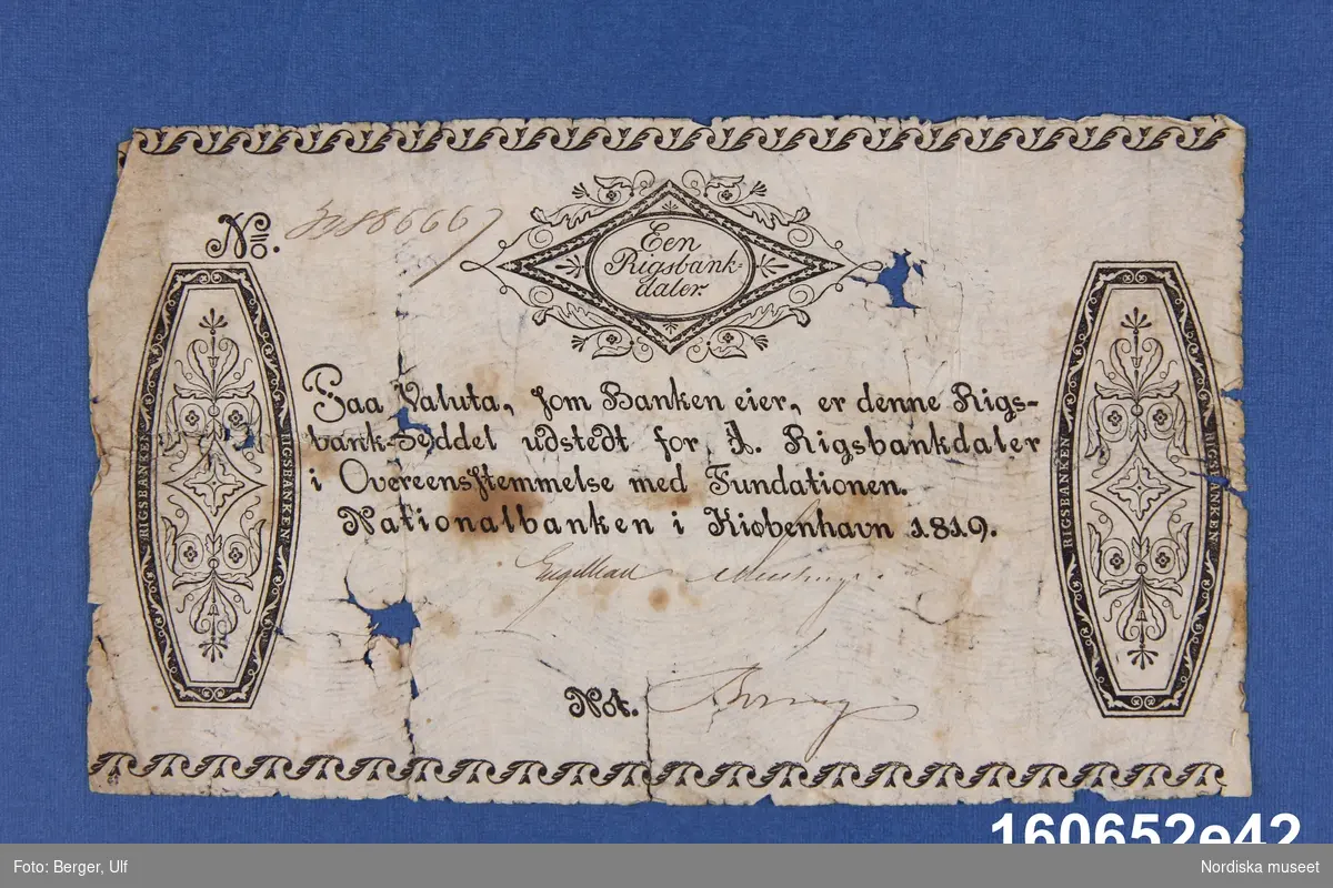 Nationalbanken i Köpenhamn, 1 rigsbankdaler. Daterad 1819, numret svårläst innehåller 88666.
Anm.: Mycket skör.
