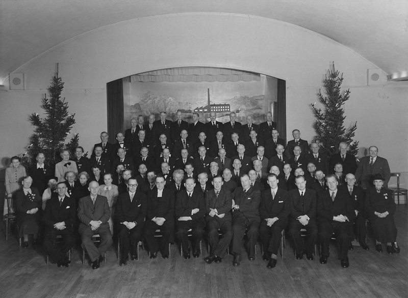 Pensionärer samlade i Restaurang Gillets festvåning den 20/12 1949 (troligen för utdelning av avskedsgåvor).