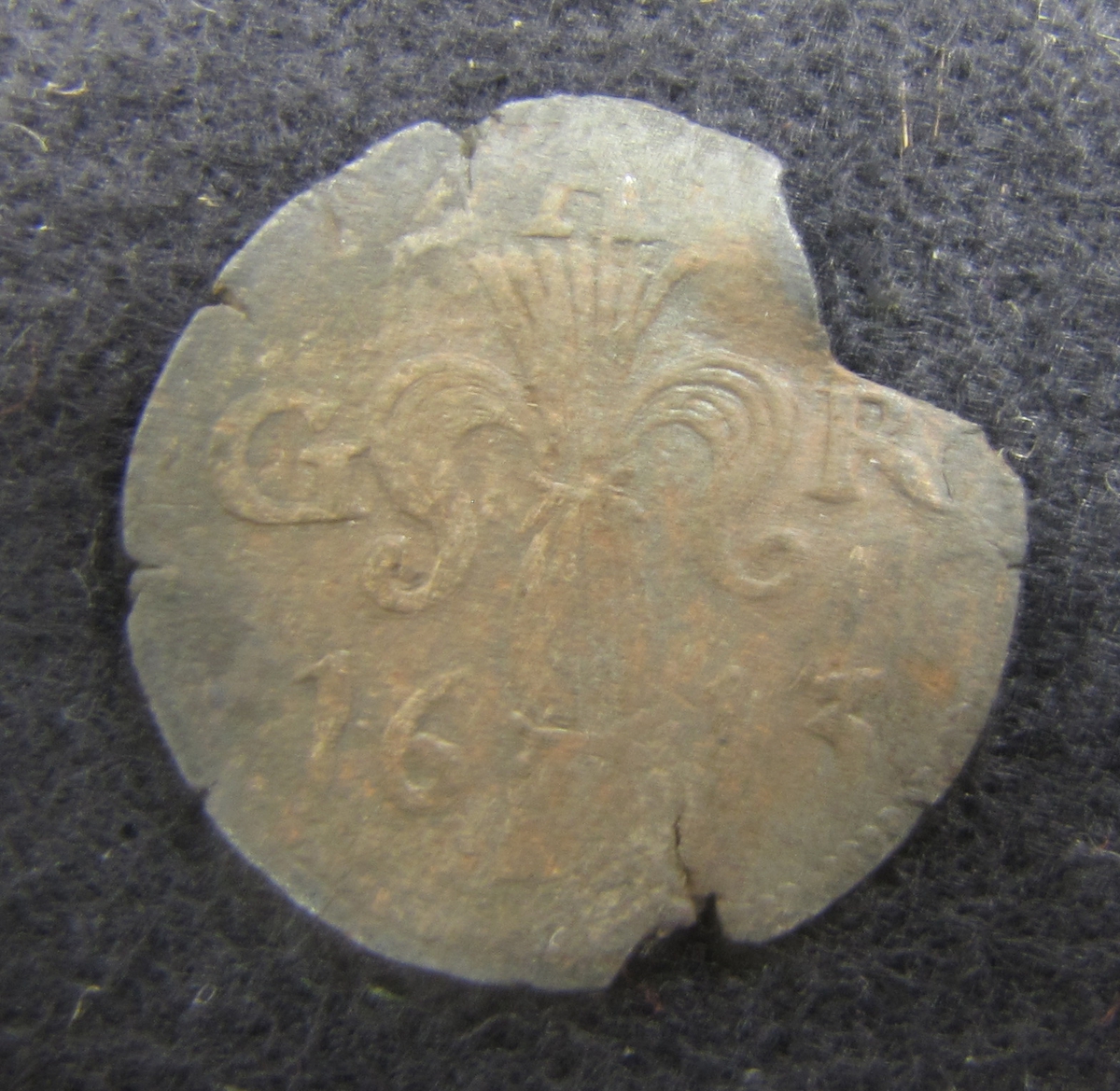 Mynt. Gustav II Adolf, 1 öre, 1613, silver, Stockholm.
 

Myntet från Brätte. Funnet tillsammans med mynten 27 530-27 582 inom stadsområdet vid Erik B. Lundbergs utgrävningar 1943.