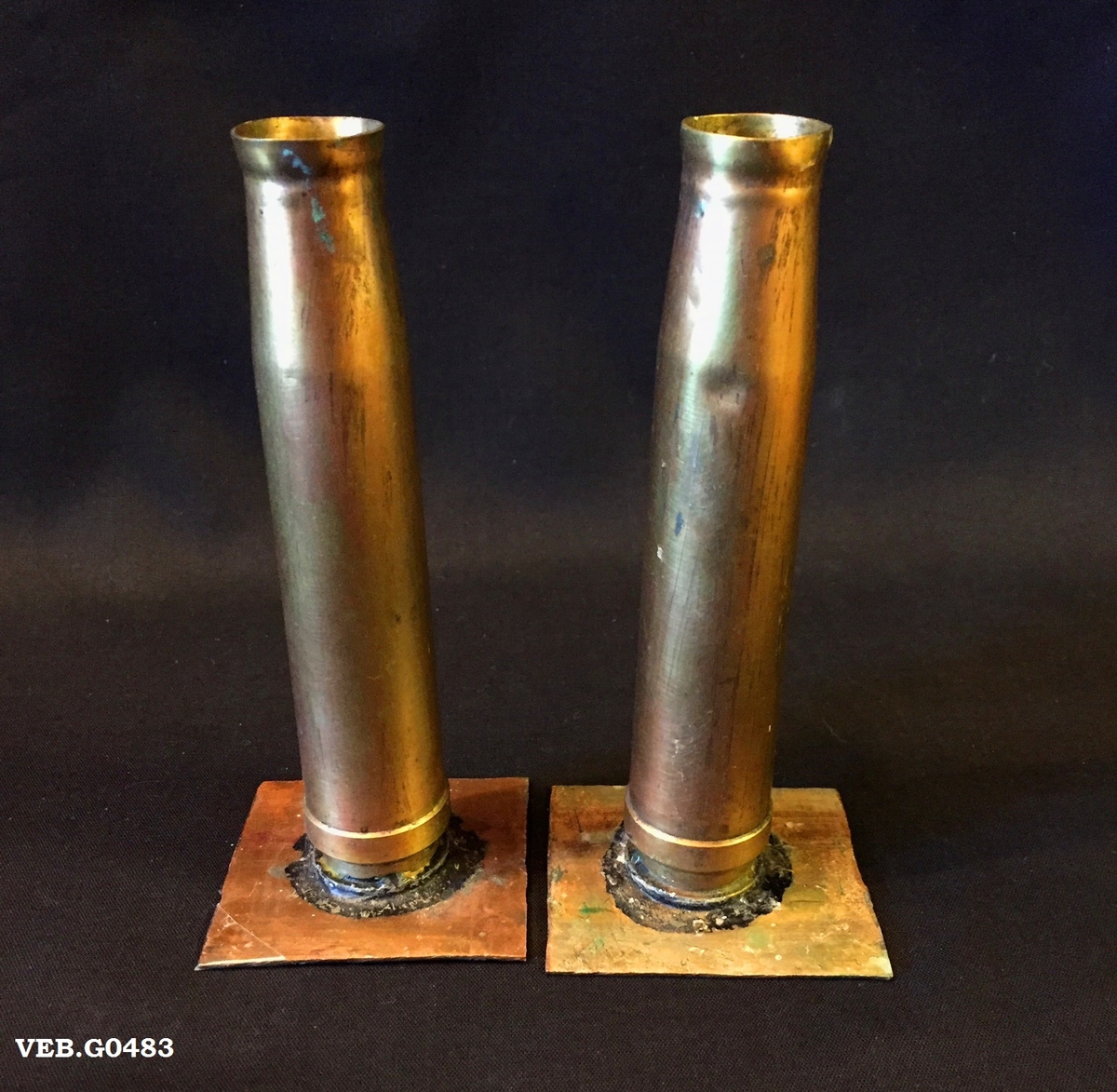 To lysestaker laget ut av patronhylser som ble loddet på kobberplater. Hylsene er 20 x 138 mm B.