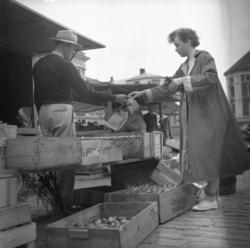 Vardens arkiv. "Salg på torvet" 18.08.1953
