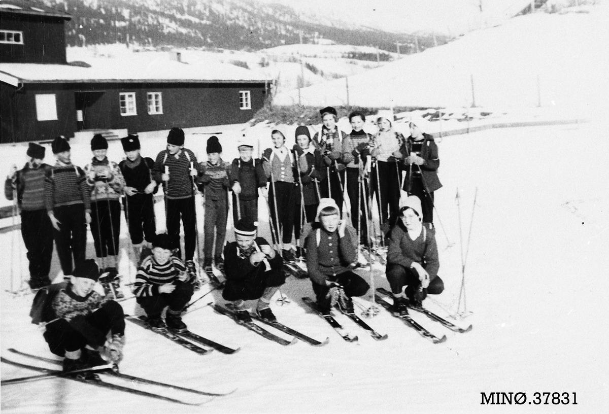 Skolebarn ved Tylldalen skole med ski på bena