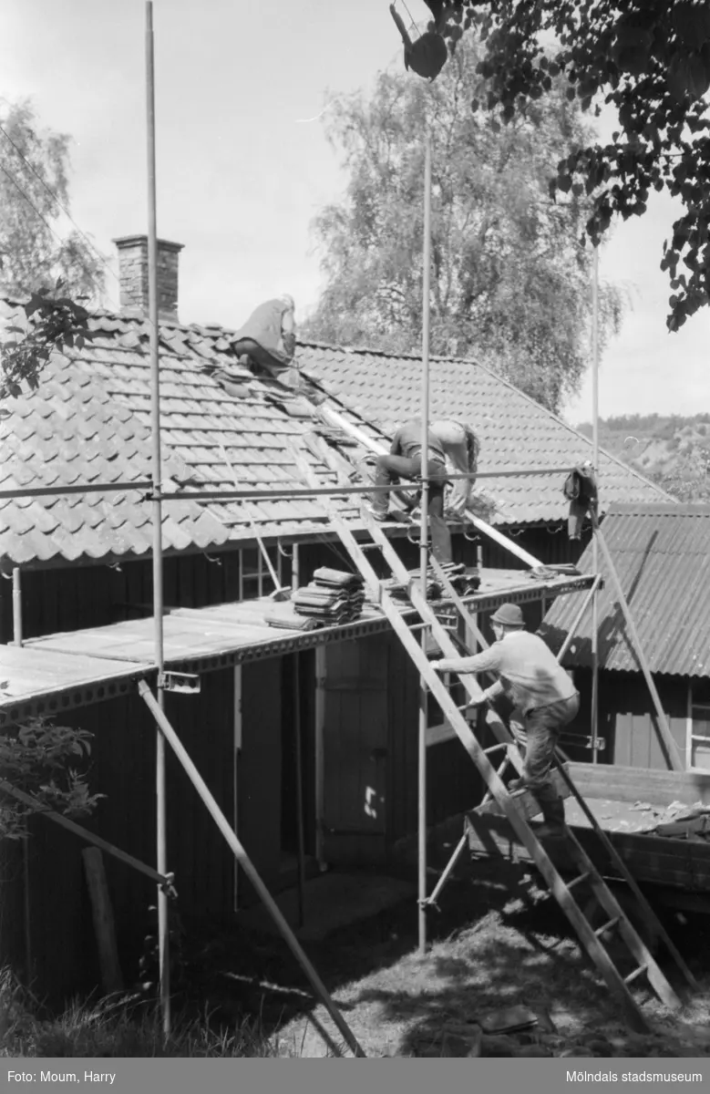 Hembygdsgården Börjesgården i Hällesåker, Lindome, år 1983. Byggnadsunderhåll på gårdens snickarbod.

För mer information om bilden se under tilläggsinformation.