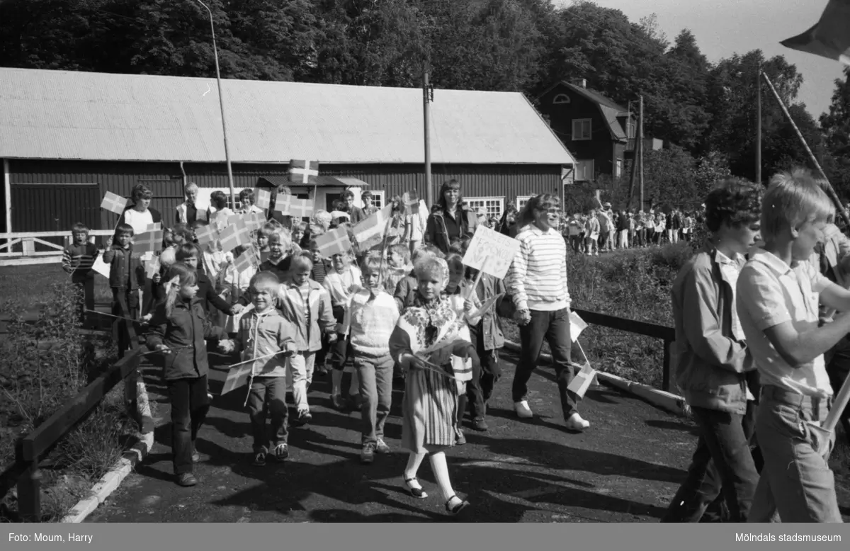 Nationaldagsfirande i Kållered, år 1983. Festtåg med skolbarn.

För mer information om bilden se under tilläggsinformation.