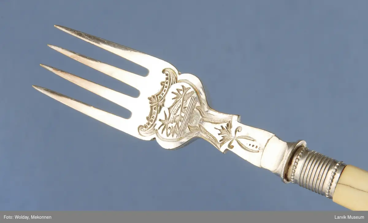 Form: Typisk fiskekniver og gafler. Brede blader på knivene.
