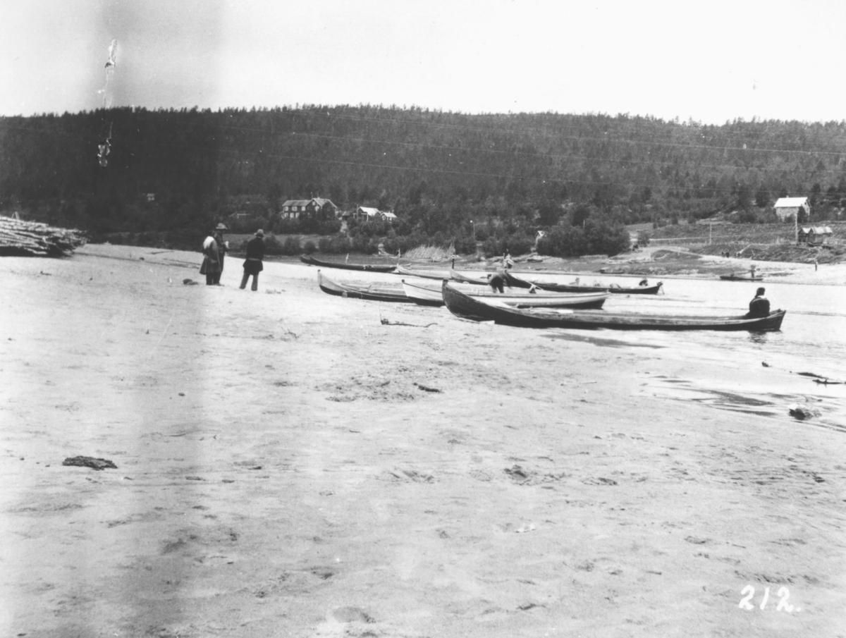 Jordbrukskomiteen på Stortinget foretok en reise til Finnmark i 1935.Kleppe var med, og ga bildene sine fra denne turen til fylkesmann Gabrielsen etter krigen. Her har Kleppe fotografert elvebåter og mennesker ved elva i Karasjok.