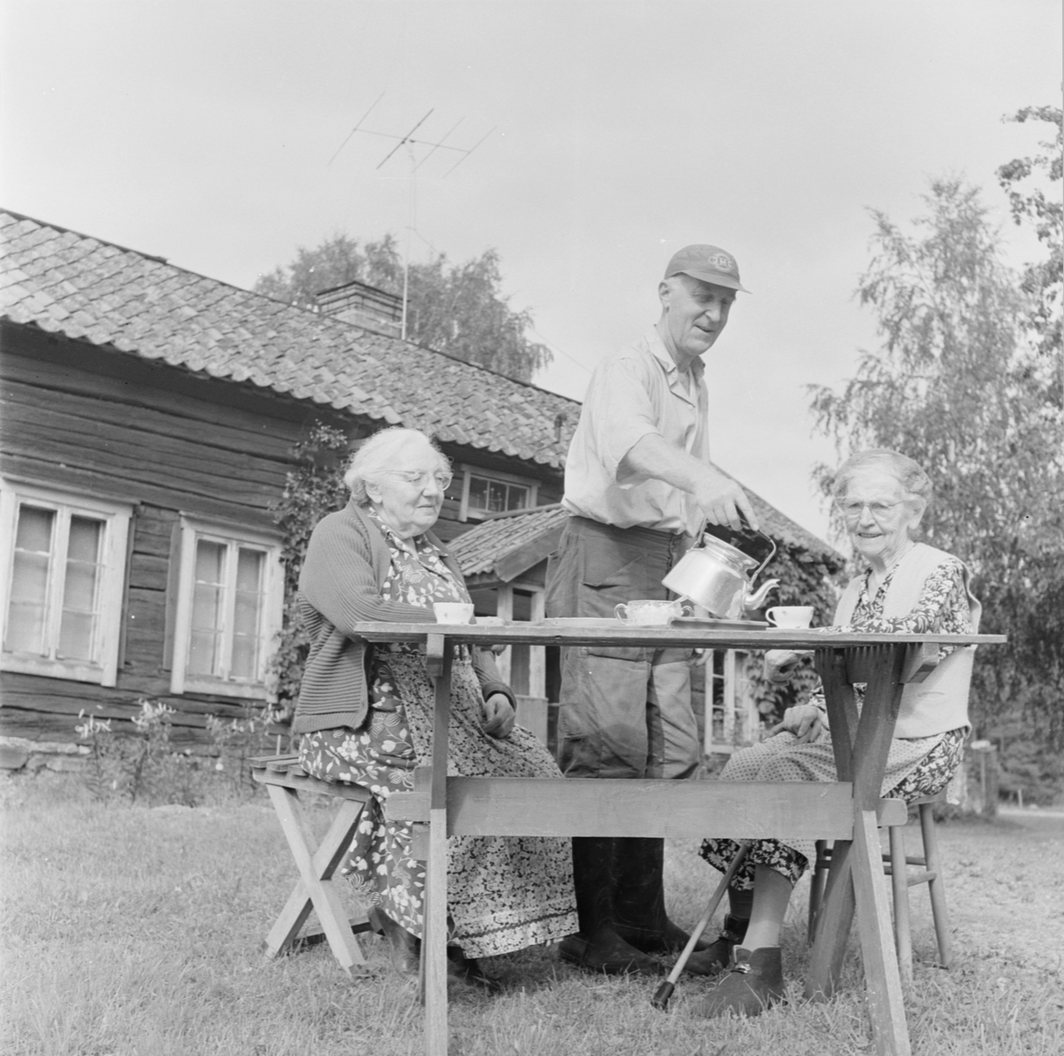 Man serverar kaffe, Österunda socken, Uppland 1958