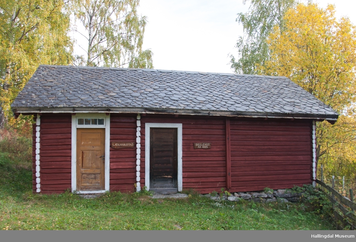Dette er skolen fra Grønlio.  Skolen er bygd i slutten av 1800-tallet og er en enetasjes tømmerstue med skifer på taket.  Den har to inngangsdører.   Den ene går rett inn i skolerommet og den andre går til de to små rommene der læreren bodde.