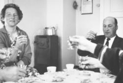 Bilde fra et bryllupsselskap hvor det utbringes en skål. Avf