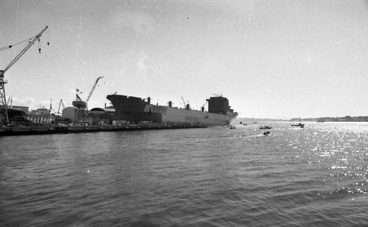 Sjøsetting og dåp av "Sneland" ved Haugesund Mekaniske Verksted. Skuelystne følger spent med.