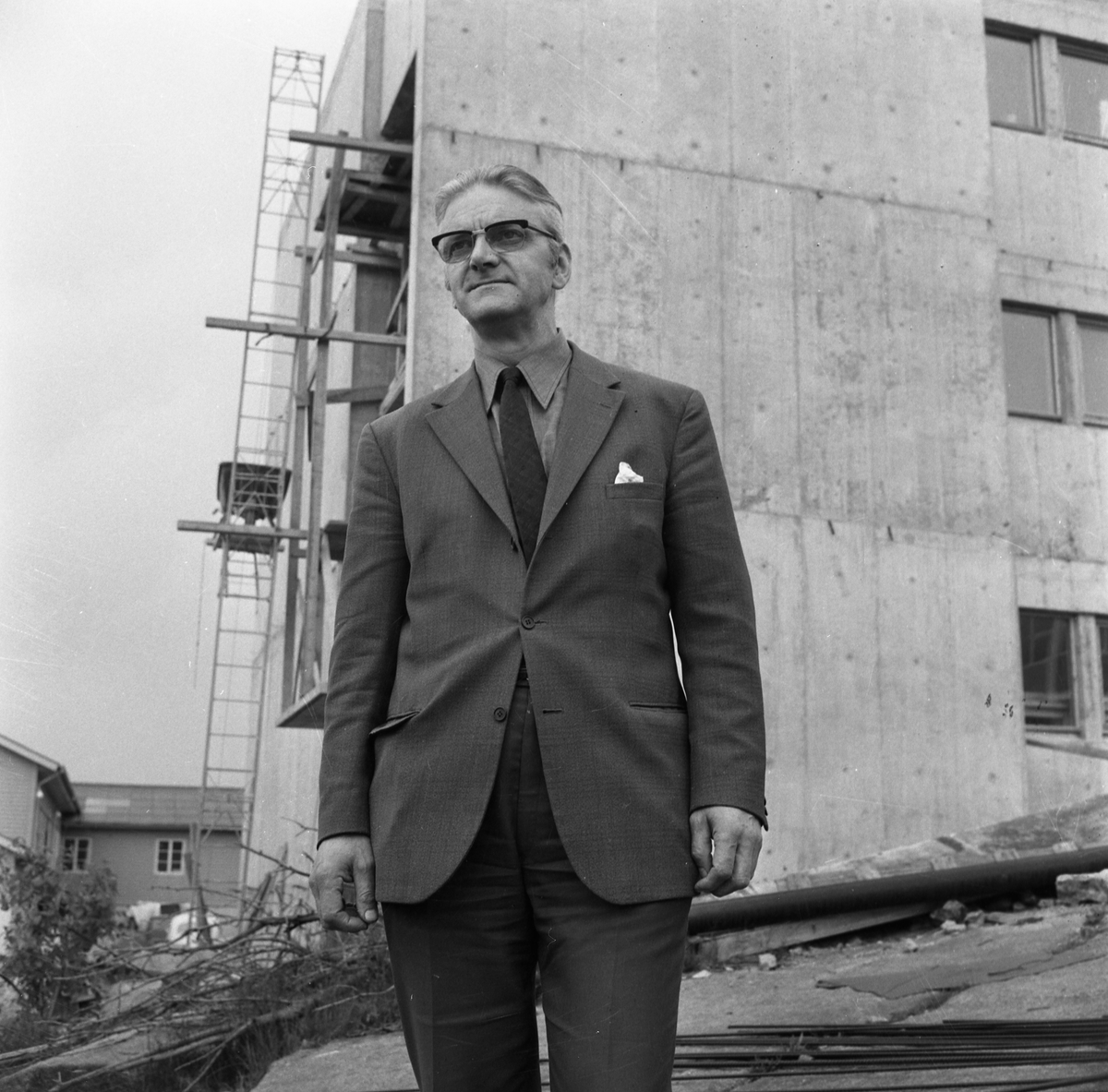 Bømlo. Produksjonslokalene til Wärtsila Norway A/S. Motor- deleproduksjon. Arbeiderne i dyp konsentrasjon.