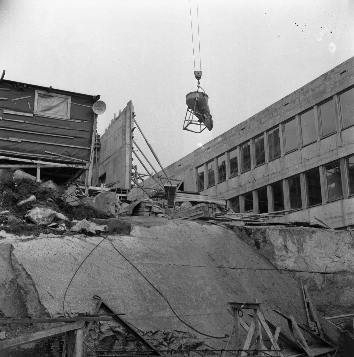 Bømlo. Produksjonslokalene til Wärtsila Norway A/S. Motor- deleproduksjon. Arbeiderne i dyp konsentrasjon.