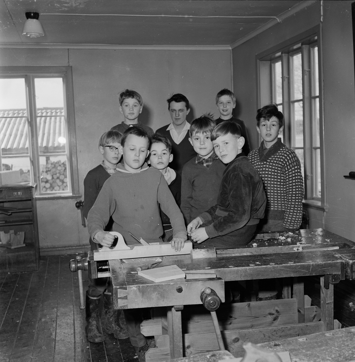 Träslöjdslärare Anders Hellberg med elever, Nysätra socken, Uppland 1961